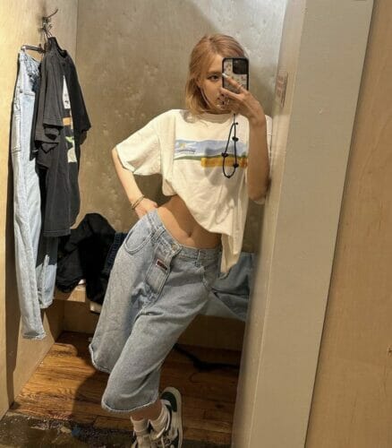 ROSÉ of Blackpink posing in the dressing room of METROPOLIS VINTAGE